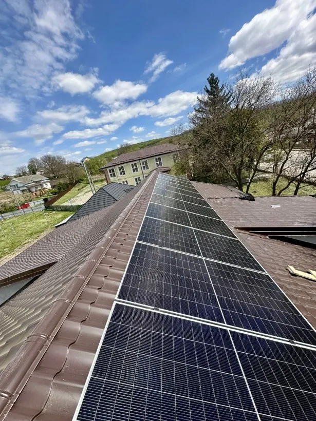 Pannelli fotovoltaici installati su tetto a falde da NC Nicomi