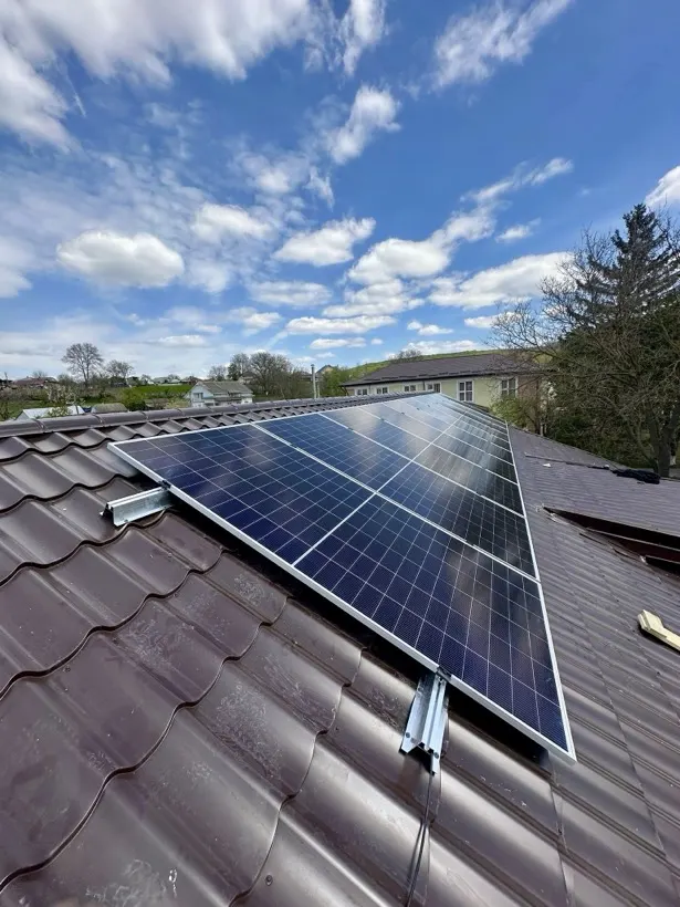 Impianto fotovoltaico su tetto con vista panoramica - NC Nicomi