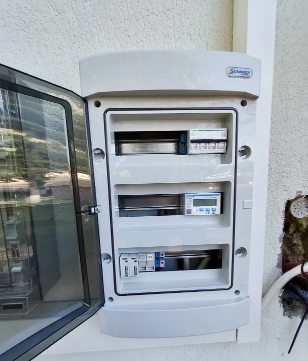 Quadro elettrico dell'impianto fotovoltaico cablato da NC Nicomi