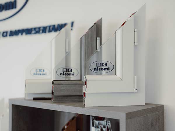 finestre-in-pvc-esposte-nello-showroom-nc-nicomi-di-piacenza