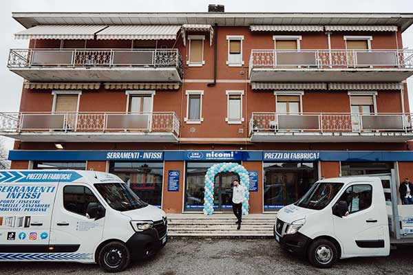 serramentista-installatore-finestre-negozio