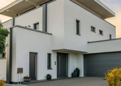 casa-moderna-con-porta-pvc-veka